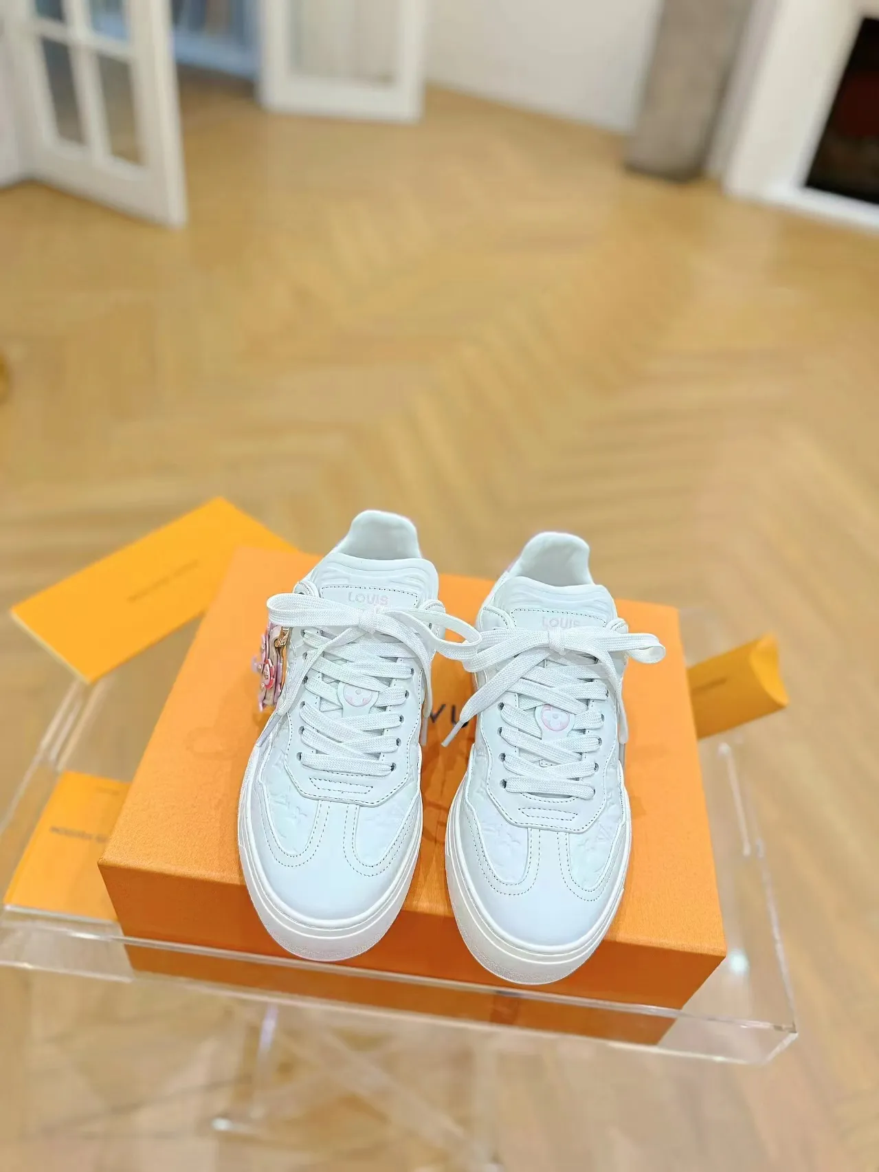 👟👟Ex-factory price 620👟👟Men's size +10 Same style for men and women🔥🔥𝐋𝐕 𝐃𝐢𝐬𝐜𝐨𝐯𝐞𝐫𝐲 2024 new sports shoes thick sole casual ❗️❗️ original purchase development and production LV Discovery lace-up shoes were unveiled at Louis Vuitton's fourth show. They are made of technical mesh fabric and metallic synthetic materials to create a streamlined design. Brand elements embellish the upper and lightweight rubber outsole, with technical shoelaces. Fabric: Original imported cowhide + technology mesh Inner lining: Original customized breathable mesh Sole: Original molded ultra-light rubber foam material Bottom thickness: 5.5CM Size: Women's 35-41 (41 customized), Men's 39-46, (45-46 customized)